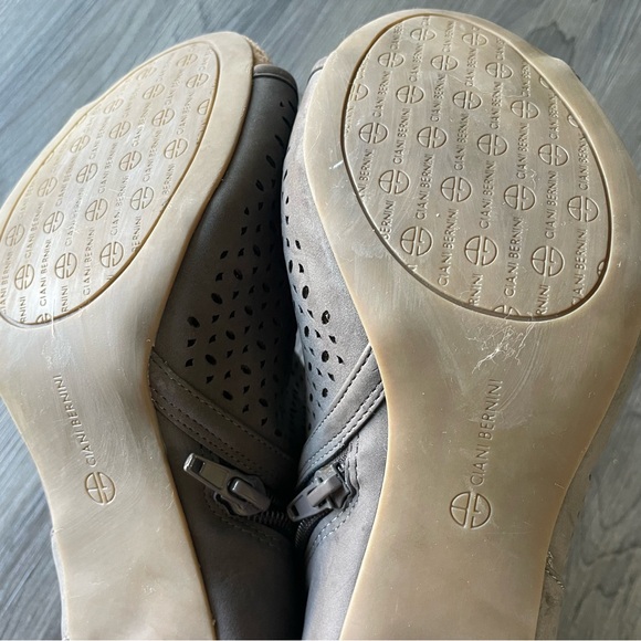 Giani Bernini Gray Perforated Ankle Booties Chunky Heel Women’s 7.5 - Picture 13 of 14